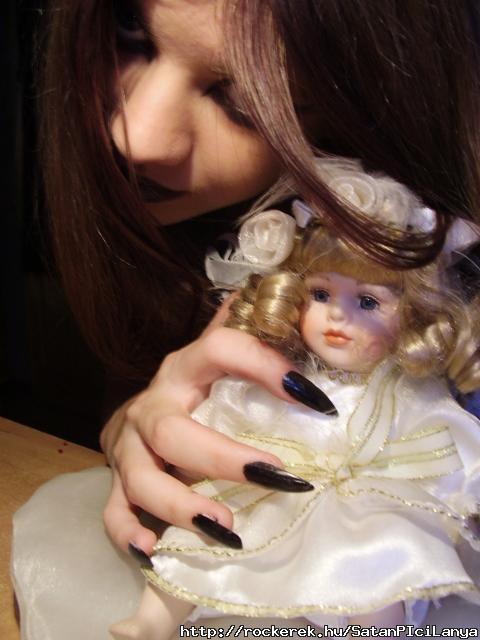 LadyEvyl kedvrt akiutlja aporcelnbabim.:(