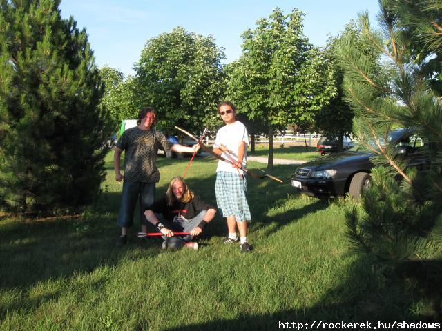 A mester s fegyverhordozi.