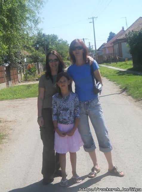 A msik felem, egy darabka bellem s jmagam ltszlag kicsit hinyosan :))