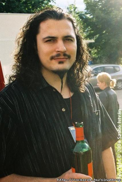 ...s borral kezben mlyen a szemedbe tekint...