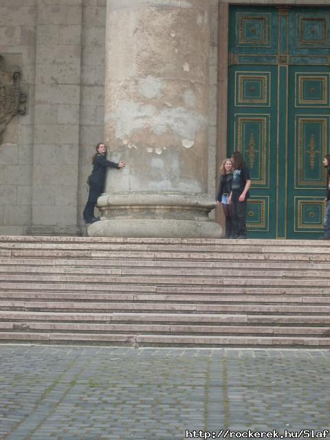 Robi szereti az oszlopokat XD