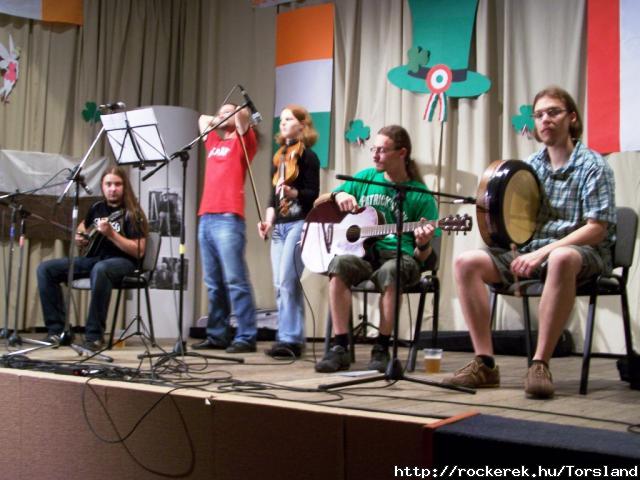 Szinpadon a Celtic Pub r kocsmazenekarral