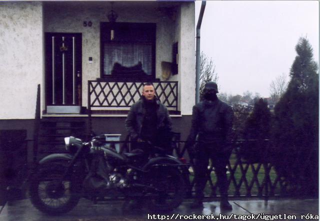 A motorozs csaldban marad :D
