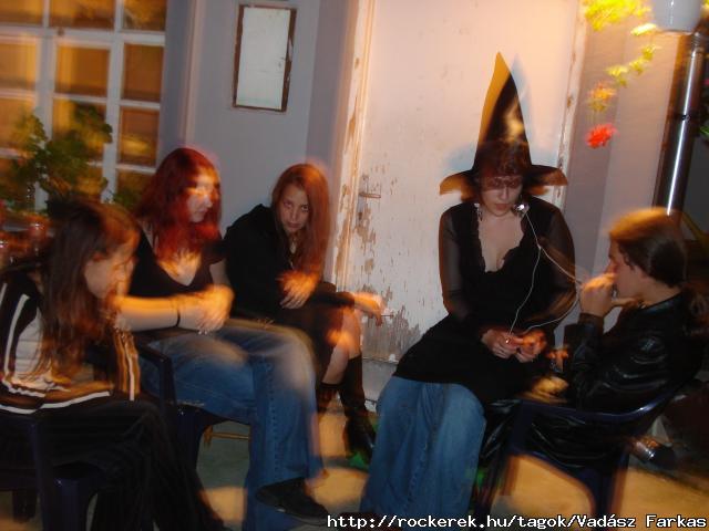 A kedvenc felllsom: sok n, s n mint egyetlen frfi... ohhh... (a jobb szln az arct takar copfos lennk jmagam, akit krllnek a lnyok, na meg rajt is XD)
